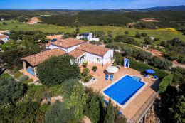 Moradia V2+1 com piscina numa localização tranquila...